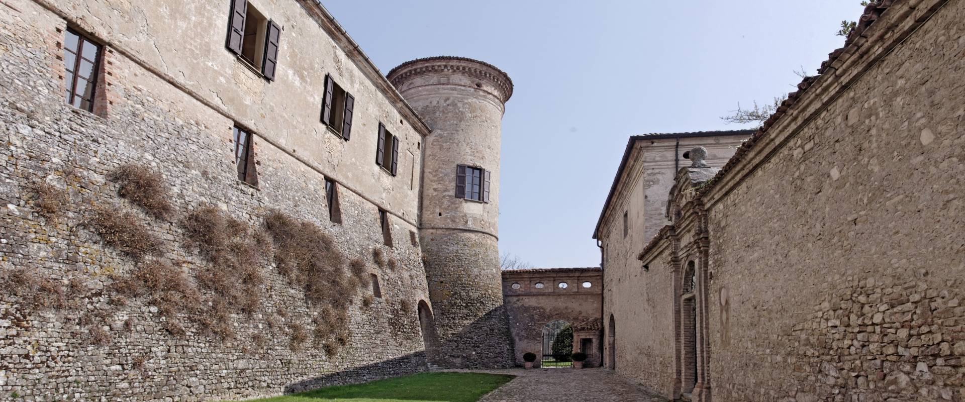 Castello di Scipione dei Marchesi Pallaviicno - Cortile d'Onore foto di Castello di Scipione